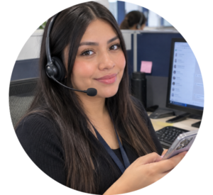 Asesora de servicio al cliente brindando atención para máquinas envasadoras de líquidos y pastosos.